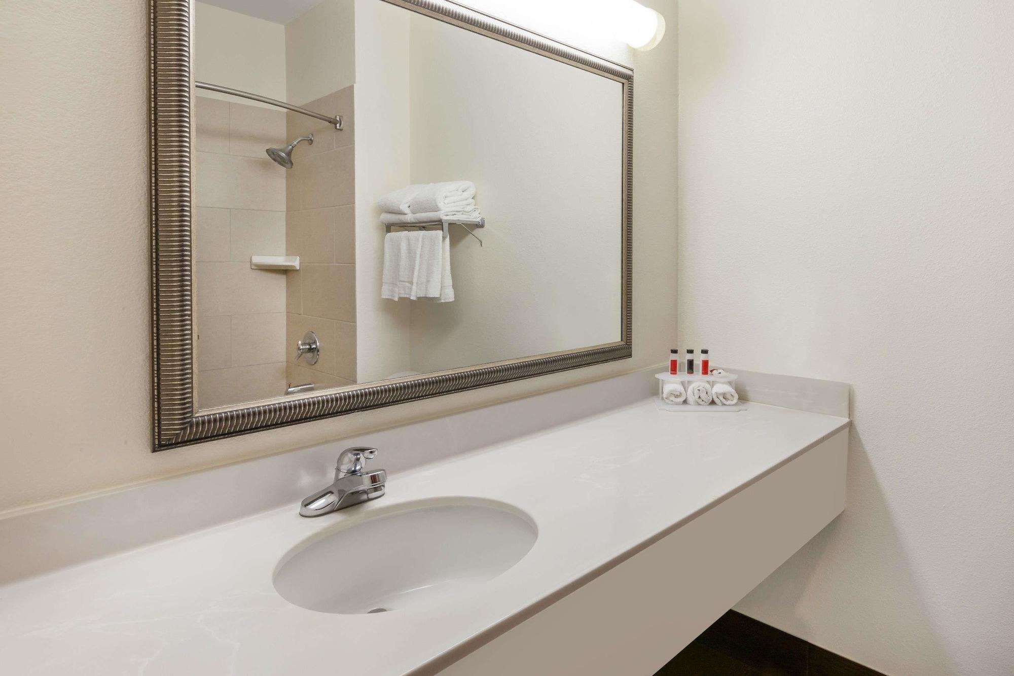 Baymont By Wyndham Chelsea Hotell Exteriör bild